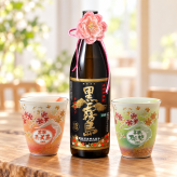 退職 異動 名入れ ペアギフト SXX 酒セット 芋焼酎 霧島酒造 黒霧島 900ml & 有田焼 桜もみじプレミアムフリーカップ 2点 紐リボン・コサージュ付 ギフトBOX入り / プレゼント ギフト 両親 夫婦 結婚 金婚式 銀婚式 退職 記念 誕生日 長寿 祝い 選べるカラー