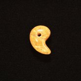 天然石 勾玉ゴールドルチル 約0.6g 丸みのあるふっくらしたフォルム 仕事運 成功 お守り GHM53 交換用ゴム＆巾着付 財運 石 京海堂