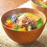 ヤマキ 業務用 だしの素 1kg(500g×2袋) アレルギー物質: 28品目不使用  国内製造  #66949 冬のあったか料理に。毎日の味を整える、かつお香る万能だし　[賞味期限 2026.11.28]