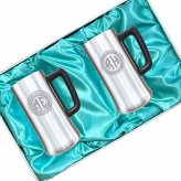 名入れ ビールジョッキ ペア 名前入り プレゼント 真空断熱 保温 保冷 ステンレス ステンレスジョッキ 彫刻 刻印 印字 グラス コップ ビアグラス おしゃれ ビールグラス 父の日 母の日 還暦祝い 退職 誕生日 結婚祝い 昇進 無料 ラッピング ジョッキ 記念品 実用的 ネーム入れ 男性 女性 バースデー ギフト 470 ml 化粧箱 入り ビアジョッキ セット イニ IN11D