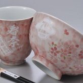敬老の日 退職 名入れ ギフト SXX 波佐見焼 桜華 茶碗 & 湯呑 & おまかせ箸 3点セット 木箱入り / プレゼント ギフト 退職 記念 誕生日 還暦 古希 喜寿 傘寿 米寿 緑寿 早寿 長寿 祝い 紫 ピンク 選べるカラー