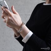 ステンレス ラインバングル 3重 交差 メタルバングル こなれ感 太め ゴールド シルバー 腕輪 透かし 可愛い 大人 定番 人気 ラグジュアリー 重ね付け カジュアル つけっぱなし プチプラ レディース 女性 金属アレルギー対応 ブレスレット