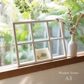 Window frame A3[木製フレーム ディスプレイ 窓枠 デザイン オーナメント 木枠 インテリア ウォールデコレーション 壁掛け 額縁 シャビーシック ナチュラル雑貨 白 おしゃれ ドライフラワー 写真立て 壁面装飾]