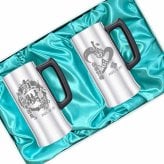 名入れ ビールジョッキ ペア 名前入り プレゼント 真空断熱 保温 保冷 ステンレス ステンレスジョッキ 彫刻 刻印 印字 グラス コップ ビアグラス おしゃれ ビールグラス 父の日 母の日 還暦祝い 誕生日 結婚祝い 昇進 無料 ラッピング ジョッキ 記念品 実用的 ネーム入れ 男性 女性 バースデー ギフト 470 ml 化粧箱 入り ビアジョッキ セット 背景/イラスト入り CI33