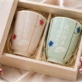 敬老の日 名入れ ペアギフト SXX 波佐見焼 夫婦湯呑 吉祥文様梅モダン ブルー ピンク 2点 木箱入り / プレゼント ギフト 両親 夫婦 結婚 金婚式 銀婚式 退職 記念 誕生日 長寿 祝い 数量限定商品