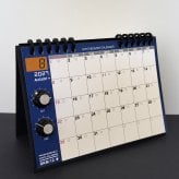 【2027カレンダー】シンセカレンダー SKM-12  シンセ卓上・ツマミマグネット付き