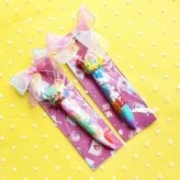 １つでたくさんの色がかける クレヨン 知育玩具 誕生日プレゼント 出産祝い 名前入り おえかき ギフト はじめてのおえかき 名入れ スティッククレヨン こども 世界にひとつ カラフル