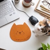 【名入れ無料】マウスパッド 名入れ 栃木レザー 革 おしゃれ 猫 ねこ ネコ 猫グッズ かわいい 刻印 無料 メッセージ 本革 牛革 猫型 デスク オフィス 猫好き プレゼント ギフト 誕生日 祝い 退職 還暦 母の日 父の日 記念日 卒業 就職 送別 日本製 ハンドメイド リモートワーク 在宅ワーク にゃんこ