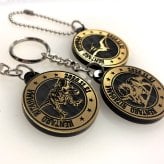 名入れ 恐竜 デザイン 浮彫 キーホルダー 文字入れ箇所多数 アンティーク調 ゴールド かっこいい