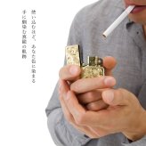 Zippo ライター ジッポライター 愛煙家 喫煙 真鍮 ブラスサテーナ #204 レギュラータイプ スクロール プルメリア 5面手彫り ハワイアンジュエリー ブランド かっこいい おしゃれ BY THE SEA バイザシー 彼氏 夫 男性 メンズ 誕生日 プレゼント ハロウィン 【品番：FL102B】