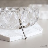 シルバー925 クロスピアス フック レディース 十字架 ロングピアス 揺れる ドロップピアス シルバーカラー アンティーク調 クール エレガント 個性的 存在感 大人 おしゃれ 女性用 耳飾り アクセサリー 人気 片耳用 1点