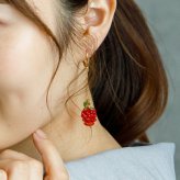 ゆらゆら揺れるかわいいワイルドストロベリー 野いちご フックピアス 金属アレルギー対応 ステンレス製 春 赤い実 ロング 大ぶり