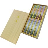 【直送】薫寿堂 宝 花かおりアソート 短寸8入 桐箱入り [26-0503-216] 634 お線香 消臭線香 微煙 詰め合わせ ラベンダー ローズ すずらん 贈答用 進物 御供 お盆 お彼岸 ギフト