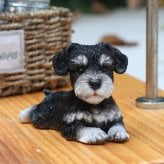 置物 woobia ウービア 犬 ミニチュアシュナウザー リラックスシュナウザー 中 幅15cm 伏せ 寝そべり リアル 本物そっくり イギリス生まれ 職人手彩色 縁起物 戌年 玄関 インテリア 新築祝い 引っ越し祝い 開店祝い 出産祝い 誕生日 お祝い ギフト プレゼント 犬好き