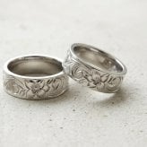 【サイズ展開15～21号】【レーザー刻印無料】ハワイアンジュエリー ペアリング 指輪 幅広リング アクセサリー サージカルステンレス ホヌ ウミガメ 亀 スクロール プルメリア シルバーカラー イエローゴールド メンズ レディース ストレートエッジ カップル 2個セット