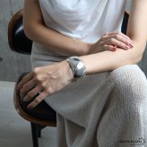 甲丸 ワイドバングル 2カラー レディース ブレスレット 幅広 ボリューム ドーム シンプル 艶やか 曲線 存在感 手首 アクセサリー 大人 上品 モード カジュアル きれいめ ファッション コーディネート ワンポイント おしゃれ