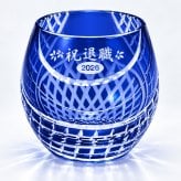 退職 異動 名入れ SXX 酒セット 切子 麦焼酎 いいちこ 民陶くろびん 720ml & セミクリスタル 丸型ロックグラス コサージュ付 木箱入り / プレゼント ギフト 退職 記念 誕生日 還暦 古希 喜寿 傘寿 早寿 長寿 祝い 赤 紺 紫 黄 選べるカラー