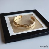 ステンレス フェザー バングル ゴールド メンズ ブレスレット 羽根モチーフ ダブルフェザー 立体デザイン 曲線 オープンタイプ ネイティブ アメカジ カジュアル 大人 おしゃれ 手元アクセント 重ね付け 金属アレルギー対応