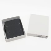 メゾン マルジェラ　Maison Margiela　二つ折り財布　SA1UI0023 P4455 T8103　ブラック　グレインレザー　4ステッチ フリップフラップ ウォレット　コンパクト財布　ミニウォレット