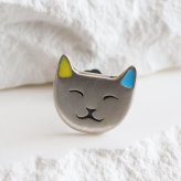 シルバー925 微笑む猫のピアス キャットモチーフ ネコ ねこ アニマル カラフル 耳 アクセサリー メンズ ユニセックス 男女兼用 個性的 かわいい おしゃれ カジュアル ワンポイント 猫好き向け 耳元コーデ 人気 片耳用 1点