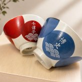 敬老の日 名入れ ペアギフト SXX 波佐見焼 食器セット 円 MADOKA 夫婦茶碗 & 夫婦湯呑 & おまかせ箸 赤 青 6点 木箱入り / プレゼント ギフト 両親 夫婦 結婚 金婚式 銀婚式 退職 記念 誕生日 長寿 祝い