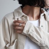 ステンレス 印台リング シェル 貝殻 細身 シグネットリング シルバー 指輪 プチプラ 高見え ピンキー シンプル お洒落 大人 可愛い 虹色 模様 レディース 女性 金属アレルギー対応