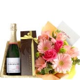 ワインギフトセット～お花とシャンパンとスイーツを送れるギフト～【フラワーアレンジメント＋スパークリングワイン＋焼き菓子】フランス シャンパーニュ 泡 375ml 辛口 ハーフボトル 生花 フラワーアレンジメント ピンク バラ ガーベラ 洋菓子 LES CACAOS マドレーヌ フィナンシェ 詰め合わせ 誕生日 プレゼント 結婚記念日 御祝 女性 メッセージカード 送料無料