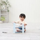 知育玩具 1歳 木製 指先トレーニング カースライダー ブルー 車4台付き おもちゃ レーベルレーベル 出産祝い 男の子 女の子 プレゼント ギフト 友達 友人 実用的 長く使える  2歳 3歳