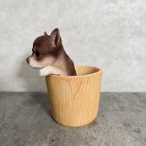 犬の置物 ペン立て woobia ウービア チワワ リアル動物オーナメント 高さ12cm 木目調バケツ ペンスタンド 鉛筆立て イギリス職人手彩色 デスク 書斎 オフィス 在宅ワーク 犬好き 誕生日 退職祝い 就職祝い 記念日 ギフト プレゼント おしゃれ