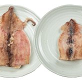 【送料無料・お手軽ギフト】訳あり 国産 スルメイカ一夜干し 800g (4〜7枚入) 小さめ サイズ不揃い 破れ スミや腑によるシミあり（烏賊 お年賀 敬老の日 お中元 お歳暮 プレゼント グルメ 贈り物 母の日 父の日 御祝 内祝い 景品 コンペ ご褒美 誕生日 お祝い 出産祝い 結婚 男 女 友達 新築 引越 送別会 定年 退職祝い 還暦 喜寿 海鮮 おつまみ コスパ）[[訳ありいか一夜干し]