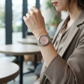 グッチ 腕時計 メンズ レディース Gタイムレス 1本限り 自動巻き 38mm ピンク シルバー 蜂 ビー GUCCI G-Timeless ユニセックス プレゼント ギフト 成人 卒業 入学