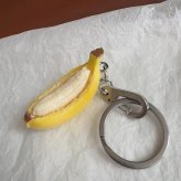 バナナ キーホルダー 2点セット 食品サンプル風 リアル バナナモチーフ バッグチャーム キーリング フルーツ 果物 ミニチュア おもしろ かわいい ユニーク 雑貨 プレゼント