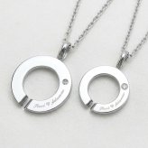 【レーザー刻印対応】【20文字まで刻印◎】ペアネックレス 名入れ ステンレス アクセサリー ダイヤモンド 馬蹄 ホースシュー アトラス ローマ数字 ペンダント メンズ レディース