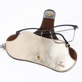 イルビゾンテ IL BISONTE メガネケース ネックグラスケース レディース シルバー プラチナ SCA149PV0012SI123 【スペシャルラッピング660円(別売り)】送別会 誕生日 お中元 結婚祝い 結婚式 高級 父の日 母の日 ホワイトデー