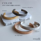 ステンレス 英字バングル 4カラー メンズ ブレスレット 筆記体 アルファベット 平打ち オープン カフ シンプル ロゴ アクセサリー 手首 腕輪 カジュアル ストリート ロック モード 大人 おしゃれ 重ね付け 金属アレルギー対応