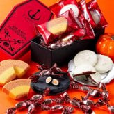 期間限定 ホラーBOXアソート 【手提げ袋付】 スイーツ お菓子 ギフト 個包装 チョコレート クッキー バウムクーヘン 詰め合わせ チョコ 手土産 誕生日 敬老の日