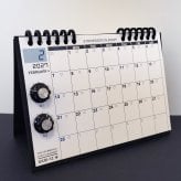 【2027カレンダー】シンセカレンダー SKM-12  シンセ卓上・ツマミマグネット付き