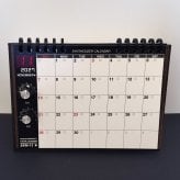 【2027カレンダー】シンセカレンダー SKM-12  シンセ卓上・ツマミマグネット付き