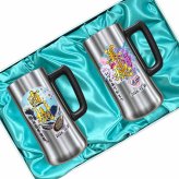名入れ ビールジョッキ ペア プレゼント 真空断熱 保温 保冷 ステンレス 名前入り ステンレスジョッキ プリント 印刷 印字 グラス コップ ビアグラス おしゃれ ビールグラス 父の日 母の日 誕生日 結婚祝い 無料 ラッピング ジョッキ 敬老の日 カラー ネーム入れ 男性 女性 バースデー ギフト 470 ml 化粧箱 入り ビアジョッキ セット 背景/イラスト入り PI33