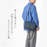 日本製 本革 かぶせ ショルダーバッグ メンズ ショルダー 肩掛け 斜めがけ バッグ スクエア 四角 小さめ バッグ ブランド 20代 30代 40代 軽量 軽い フラップ ポケット 多め ストラップ 太め ファスナー付き ブラック 黒 キャメル ブラウン ベージュ ネイビー 革 おしゃれ