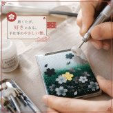 職人の手作り！和柄コンパクトミラー『塀』名入れ 送料無料 和柄 和モダン 和雑貨 和小物 手鏡 折りたたみ 桜 伝統工芸 職人 手作り ハンドメイド 記念日 プレゼント ギフト