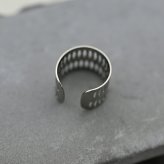 イヤーカフ メンズ 純チタン 金属アレルギー対応 Dデザイン イヤークリップ 1個 片耳 かっこいい シンプル ユニセックス ペアコーデ 耳 が 痛くならない