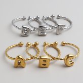 ステンレス イニシャル オープンリング 18KGP レディース 指輪 アルファベットリング 英字リング ゴールド シルバー 華奢 細身 小ぶり かわいい書体 シンプル 重ね付け 金属アレルギー対応 韓国アクセサリー ファッション