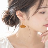 栃木レザー ピアス 【 秋風に舞うイチョウ 】 本革 フックピアス サージカルステンレス