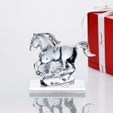 Baccarat バカラ 干支 馬 ゴールド・SWAROVSKI スワロフスキー 台座 Lサイズ オリジナルセット 名入れ彫刻代込み 名入れ 名前入り 彫刻 刻印 ギフト 記念品 誕生日 受賞 祝い 法人 開店 周年 高級 ブランド 置物 オーナメント 2026 午 クリスタル