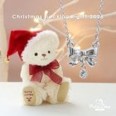 クリスマスプレゼント 彼女 女性 《X'mas限定モデル》【ふわふわベア キーホルダー 】 ネックレス マスコット 女の子 おしゃれ アクセサリー リボン シルバー キーチェーン くま 可愛い 名入れ 娘 孫 友達 テディベア 名前 シンプル 10代 20代 サンタ 妻 ぬいぐるみ 限定 【クリスマス限定 ギフトボックス入り】 2026クリスマスネックレスギフトFUU 8031001
