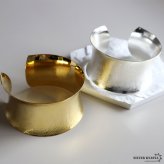 内反り ワイド つや消し バングル 2カラー レディース ブレスレット 幅広 大ぶり シンプル マット 曲線 立体的 存在感 手元 アクセサリー 大人 上品 モード きれいめ カジュアル おしゃれ コーディネート モダン 装い