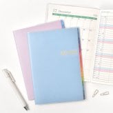 手帳 2027年 A5 マンスリー ダイアリー フォープランダイアリー 2026年12月始まり スケジュール帳 レイメイ藤井 家族手帳 ノート 家計簿 仕事 大人 女性 月曜始まり 月間 1ヶ月 デイリー 4項目 薄い スリム シンプル かわいい おしゃれ ブルー ピンク グリーン