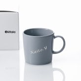 Ittala イッタラ ティーマ マグ 300ml パールグレー 名入れ彫刻代込み 誕生日 記念日 プレゼント 名前 彫刻 刻印 サプライズ ノベルティ 母の日 父の日 記念品 法人記念品 クリスマス マグカップ 敬老の日 耐熱 レンジOK オーブンOK 北欧 シンプル