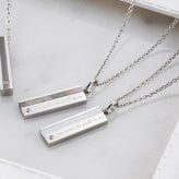 【送料無料】【名入れ無料】 ペアネックレス 2本セット ステンレス シェル 誕生月カラーキュービック メッセージ あなたは私の全て プレート ホワイト＆ブラック サージカルステンレス316L アレルギーフリー アクセサリー ジュエリー プレゼント ギフト 記念日 white clover ホワイトクローバー 刻印無料 即日発送